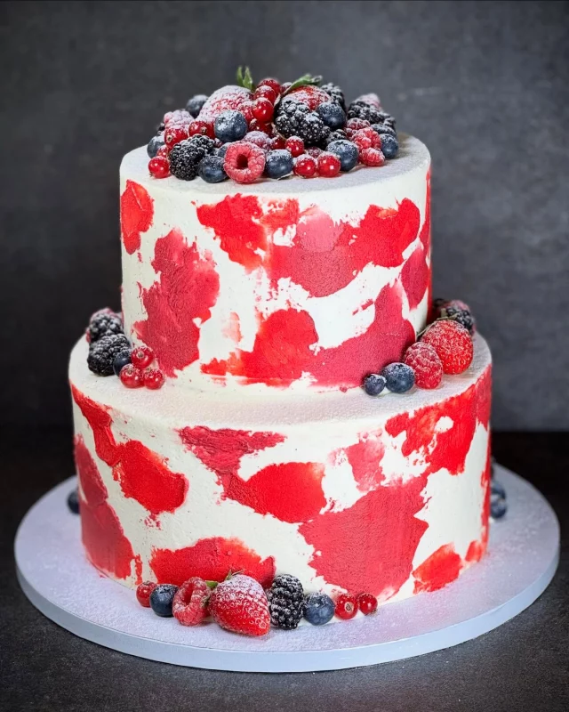 Beerentraum 😍  #confiserieharmonie #meisterkonditorei #sweet #berry #dream #weddingcakes #motivtorte #yummy #torte #cake