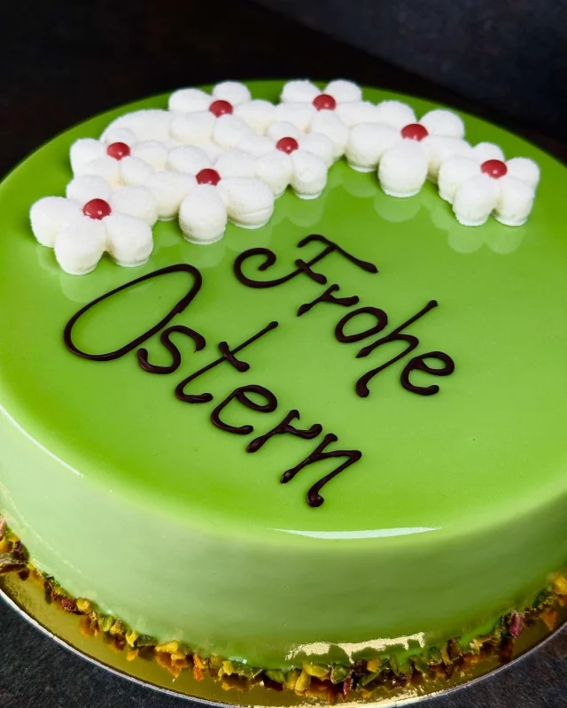 Wir wünschen allen ein schönes Osterfest 🐰 
Morgen feiern wir auch im Kreise unserer Lieben und haben deshalb geschlossen.  Aber am Dienstag haben wir wieder gewohnt für euch geöffnet: sogar mit einer Überraschung für alle Erdbeer-Liebhaber! 
… es warten ja viele von euch schon sehnsüchtig darauf! 🍓
Schreibt in die Kommentare, wer das wissen muss!  #confiserieharmonie #meisterkonditorei #easter #froheostern #erdbeer #törtchen