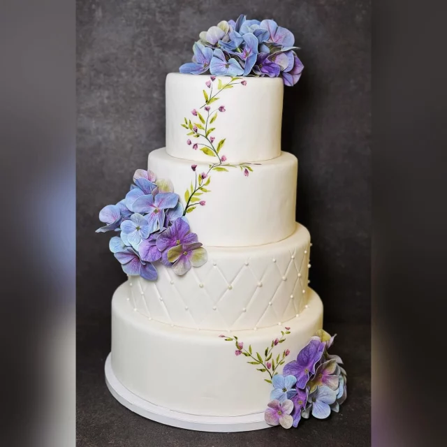 Traumhafte Hochzeitstorten – ganz nach euren Wünschen!  Von zarten selbstgemalten Blütenranken bis zu eleganten Hortensien – wir verzaubern eure Wunschtorte in ein süßes Kunstwerk. ✨ Ob modern ohne Fondant oder klassisch mit Fondant: Jedes Detail wird mit Liebe handgefertigt!  #confiserieharmonie #meisterkonditorei #hochzeitstorte #zuckerkunst #tortenkunst #blütentraum #hochzeit #wedding #individuellundeinzigartig #backenmitleidenschaft