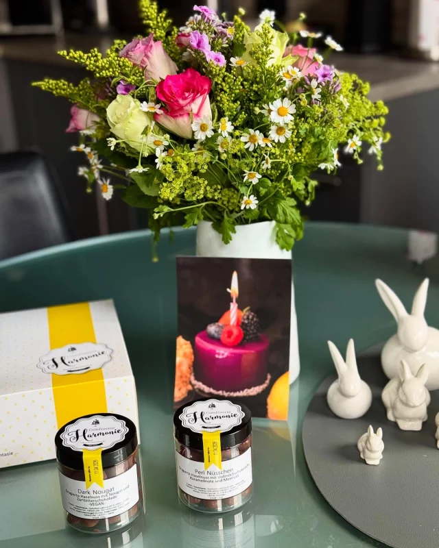 Frühlingshafte Grüße mit süßen Überraschungen! 🌷  Unsere liebevoll gestalteten Geburtstagspostkarten sind die perfekte Begleitung für eure Glückwünsche – besonders mit diesem niedlichen Törtchen und der Kerze als süßes Highlight! 🎂  Auf dem Foto verstecken sich noch mehr kleine Köstlichkeiten: ein frischer Frühlingsblumenstrauß, zwei Sorten Haselnuss-Dragees und eine Auswahl unserer beliebten Törtchen im Geschenkkarton. Ideal, um jemandem eine Freude zu machen! 🎁💝  Warum nicht Geburtstagsgrüße und süße Aufmerksamkeiten vereinen?
Einfach eine unserer Postkarten auswählen, persönliche Wünsche hineinschreiben und zusammen mit Confiserie-Köstlichkeiten verschenken. So wird jeder Geburtstag unvergesslich! 🥳  #geburtstagspostkarte #süßegrüße #frühlingserwachen #confiserieharmonie #kleineaufmerksamkeiten #zuckerliebe #dragees #törtchenzumverlieben #geschenkidee #freudeverschenken #postkartenliebe #süßesglück #frühlingsgefühle #geburtstagskarte #liebeaufdenersteblick  💌 Kommt vorbei und entdeckt unsere Postkarten und Köstlichkeiten – wir beraten euch gern!