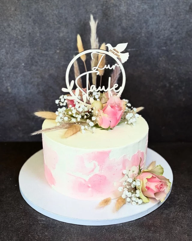 🎂 Motivtorten mit der beliebten Spachteltechnik – ein Trend, den wir geprägt haben!  Von zarten Blüten bis zu frischen Früchten – unsere Spachteltechnik verleiht jeder Torte einen einzigartigen, künstlerischen Charakter. Ob Baby Reveal, Hochzeit, Taufe oder Kommunion – mit dieser Technik entstehen wahre Kunstwerke, die nicht nur optisch überzeugen, sondern auch unwiderstehlich schmecken.  ✨ Ihr plant ein besonderes Event?
Nutzt unseren Torten-Konfigurator und stellt eure individuelle Anfrage zusammen: 
✅ Wunschdatum 
✅ Größe (abhängig von der Personenzahl) 
✅ Geschmacksrichtungen 
✅ Erste Preisinformationen  https://www.confiserie-harmonie.de/shop/tortenkonfigurator/  Lasst euch von unseren Kreationen inspirieren und verwandelt euren Anlass in ein unvergessliches Highlight!  #confiserieharmonie #meisterkonditorei #spachteltechnik #motivtorten #hochzeitstorte #weddingcake #babyreveal #taufe #kommunion #konditoreikunst #tortenkonfigurator #individuelletorten