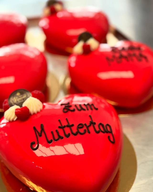 Muttertag rückt näher – und wir haben das perfekte süße Geschenk für die beste Mama der Welt! 💝  Unsere rote Herz-Torte (ca. 5 Portionen) ist nicht nur ein Hingucker, sondern schmeckt auch himmlisch: 
✨ Zarte Vanillemousse
✨ Frische Himbeerfüllung
✨ Liebevoll in Handarbeit verziert  Und das Beste: Ihr könnt die Torte mit persönlicher Beschriftung (gegen Aufpreis) noch individueller gestalten! 💌  📅 Jetzt im Online-Shop vorbestellen und Mama mit einer köstlichen Überraschung verzaubern: 
➡️ Nur 24,90 €  Schnell sein – die Verfügbarkeit ist begrenzt! 🏃‍♀️💨  #confiserieharmonie #meisterkonditorei #vonherzen #muttertag #herztorte #vanillemousse #himbeeren #geschenkefürmama #tortenliebe #onlineshop